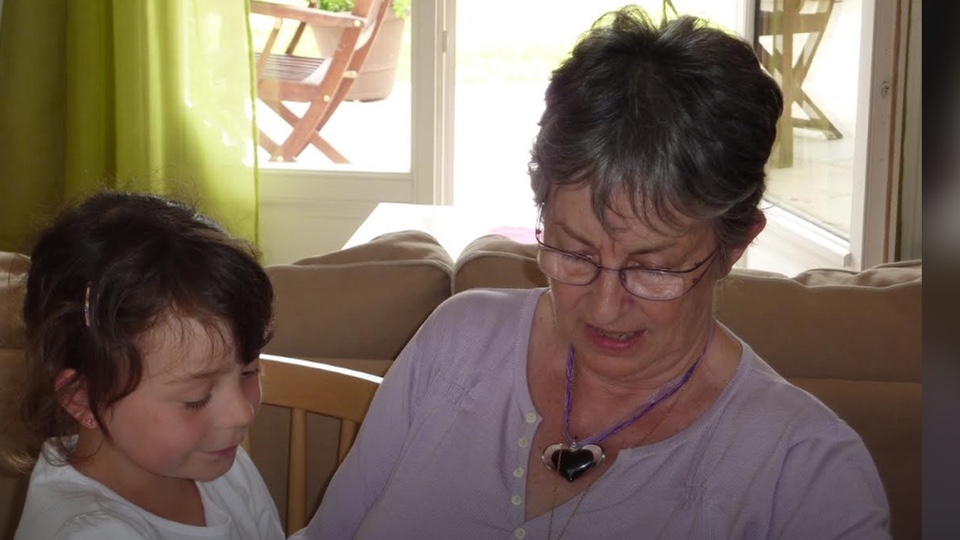 Une grand-mère et une enfant réunies autour d’une activité