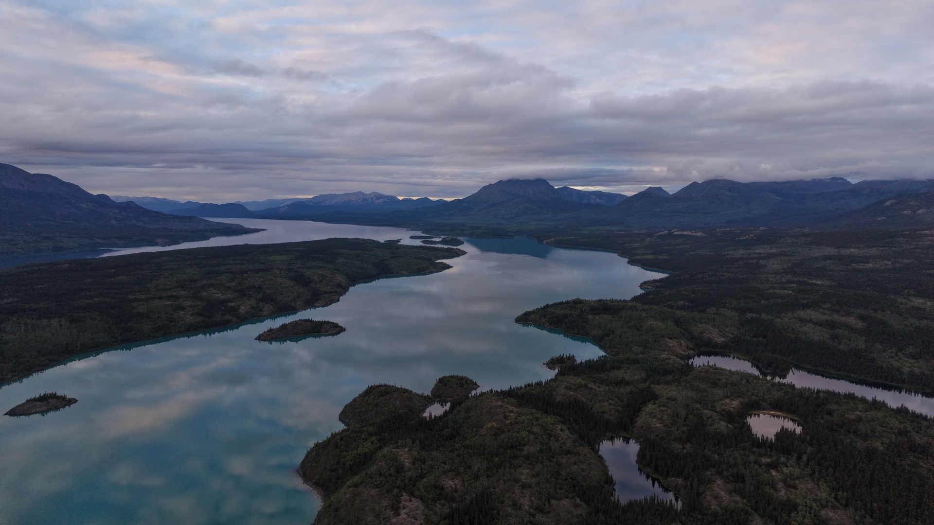 Vue aérienne d’un lac entouré de montagnes à Atlin